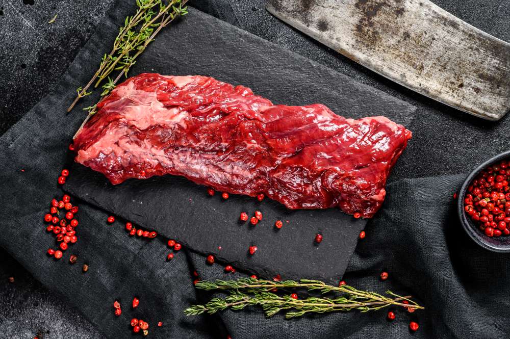 fts_raw-skirt-machete-steak-with-pink-pepper-thyme-top-view_compressed